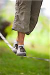 Gros plan de l'homme sur la Slackline