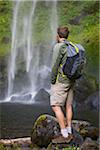 Homme debout près de cascade, la Gorge du Columbia, près de Portland, Oregon, Etats-Unis