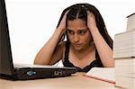 Junge Spanier weiblich vor Blick auf Laptop-Computer mit Schreibtisch sitzend auf Kopf schauen müde oder frustriert