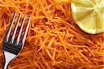 julienne carrots salade with lemon and fork