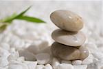 Zen Steine und Bambus auf weißen Kieselsteinen Hintergrund - Meditation-Konzept