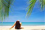 vue d'une belle jeune femme en environnement tropical