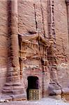 Tombeaux de Petra (rue des façades) - ville capitale des Nabatéens (Al Khazneh), Jordan. En train de creuser un trous dans les rochers. Période de l'Empire romain.