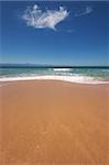 Tir vertical de la plage en Afrique du sud par une belle journée ensoleillée