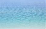 Journée d'été sur la plage. L'eau de cristal bleu et un soleil chaud...