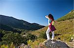 Frau trekking am Gredos Gebirge in Avila Spanien