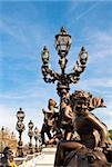 Pont Alexandre III ist eine Bogenbrücke, die weithin als die meisten verziert, extravagante Brücke in Paris Seine überspannt.