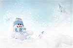 Jouet de Bonhomme de neige sur le fond d'hiver bokeh