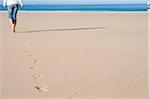 Frau am Strand, Camaret-Sur-Mer, Finistere, Bretagne, Frankreich