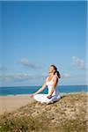 Frau praktizieren Yoga am Strand, Camaret-Sur-Mer, Finistere, Bretagne, Frankreich