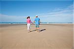 Couple sur la plage, Camaret-sur-Mer, Finistere, Bretagne, France