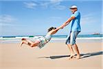 Vater und Tochter am Strand, Camaret-Sur-Mer, Finistere, Bretagne, Frankreich