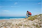 Frau am Strand, Camaret-Sur-Mer, Finistere, Bretagne, Frankreich