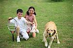 Jeune garçon et une fille jouant avec le chien de race Labrador