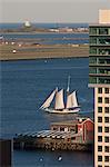 Gebäude an einen Hafen mit Booten in den Hintergrund, Boston, Massachusetts, USA