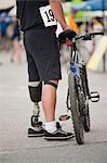 Man with prosthetic leg for a bike race