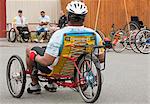 Homme avec une lésion médullaire participant à une course de tricycle