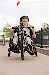 Garçon souffrant de paralysie cérébrale dans un vélo de course