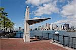 Bildhauerei an einen Hafen mit Stadt im Hintergrund, Boston Harbor, East Boston, Boston, Suffolk County, Massachusetts, USA