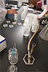 Scientifique prépare les bouteilles d'échantillons dans le laboratoire de la station d'épuration