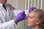 Augenarzt eine Botox-Injektion zu einem Patienten geben