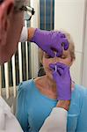 Augenarzt geben eine Botox-Injektion glabellar Region der Stirn eines Patienten