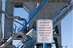 Warnung Schild mit der Aufschrift ""Bauarbeiterhelm und Auge Schutz erforderlich Beyond This Point"" bei einer Industrieanlage