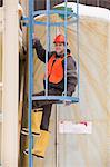 Ingénieur escalade une tour avec boîtier de sécurité