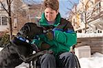 Frau mit multipler Sklerose geben der Schlüssel zu einem Dienst-Hund im Schnee