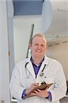 Portrait d'un médecin de sexe masculin tenant un rapport médical et souriant
