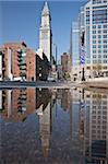 Custom House Tower spiegelt sich in einer Pfütze an Rose Kennedy Greenway, Boston, Massachusetts, USA