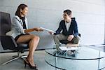 Femme d'affaires de remettre les documents au client