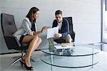 Geschäftsfrau erklären Dokument an client