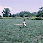Kleines Mädchen zu Fuß auf der Wiese