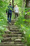 Paar Steintreppen in Wäldern zu Fuß