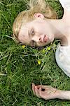 Jeune femme couchée sur l'herbe