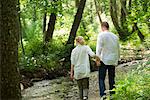 Couple marchant dans les bois