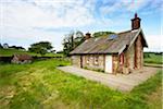Traditonell erbaute Bauernhaus mit Sonnenkollektor auf dem Dach, Dumfries & Galloway, Schottland, Vereinigtes Königreich