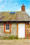 Traditionnelle en pierre construit Cottage avec panneau solaire sur le toit, Dumfries & Galloway, Ecosse, Royaume-Uni