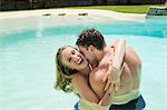 Couple s'enlaçant en piscine