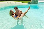 Couple jouant dans la piscine