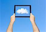 Homme Regarde un nuage sur le tablet PC