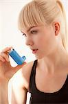 Frau mit Asthma-Inhalator