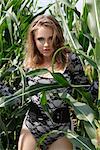 Jeune femme en champ de maïs