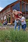 Famille devant Lehner energy house, Poing, Bavière, Allemagne, Europe