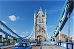 Tower Bridge à Londres, en Angleterre, le trafic