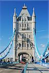 Doppeldecker-Bus an der Tower Bridge, London, England