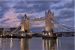 Tower Bridge in der Abenddämmerung, London, England