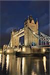 Tower Bridge in der Abenddämmerung, London, England