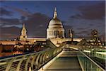 Millennium Bridge und St. Paul's Cathedral in der Abenddämmerung, London, England